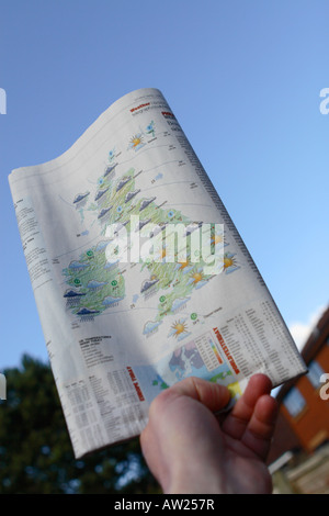 Giornale previsioni meteo Mappa grafico simbolo uk rispetto all'attuato meteo locale sky Foto Stock