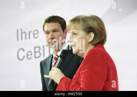 CeBIT 2008 - Il cancelliere tedesco Angela Merkel sorge accanto alla Deutsche Telekom CEO René Obermann Foto Stock