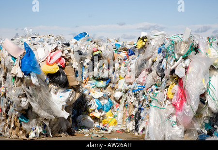 Inventario pile di rifiuti di plastica assortiti , raccolti per il riciclaggio , Finlandia Foto Stock
