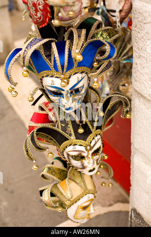 Maschere di Carnevale appeso al di fuori di un negozio a Venezia Italia Foto Stock