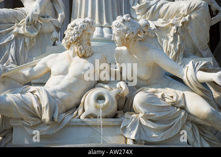 Dettaglio dall'Athena fontana di fronte al parlamento austriaco Vienna Austria Foto Stock