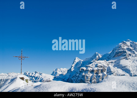 Vertice di croce sul picco Bryndli con vista Eiger, Mönch e Jungfrau picchi di montagna in background, Gimmelwald, Svizzera Foto Stock