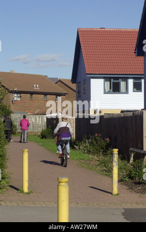 Escursioni in bicicletta attraverso le case di Milton Keynes Buckinghamshire REGNO UNITO Foto Stock