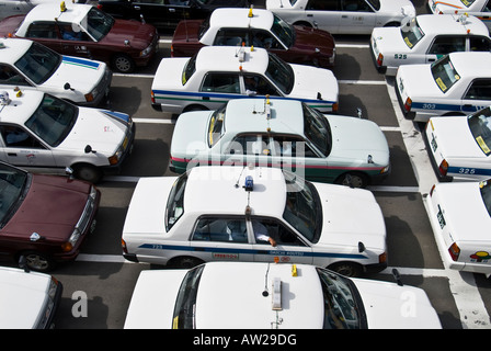 Linea di taxi fuori della stazione ferroviaria di Sendai, Giappone Foto Stock