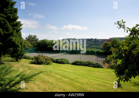 Giardini del Regno Unito. Grande giardino erboso con un campo da tennis privato. Foto Stock