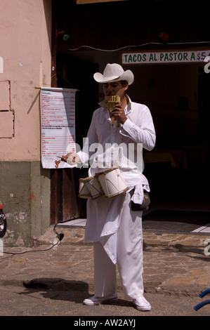 Mexican musicista di strada si veste di bianco Foto Stock