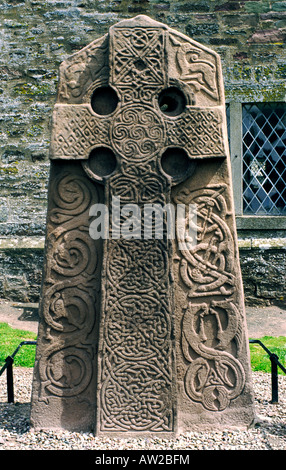 Celtic Pictish croce cristiana bramma in Aberlemno sagrato, Tayside, Scozia. Knotwork intricati e zoomorfi Foto Stock