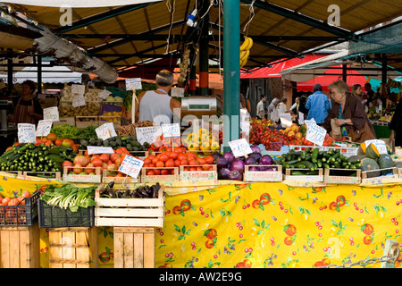 Un mercato di frutta e verdura a Venezia Italia Foto Stock