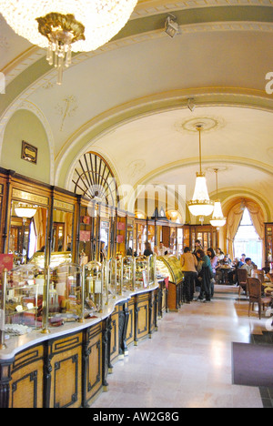 Cafè Gerbeaud interno, Piazza Vorosmarty, Pest, Budapest, Repubblica di Ungheria Foto Stock