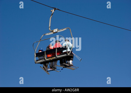 Gli sciatori su sci lift Foto Stock