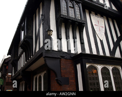 Vista d'angolo del royal oak nel caos,Chesterfield, Derbyshire, Regno Unito.la più antica locanda in chesterfield,uno dei più antichi Inghilterra Foto Stock