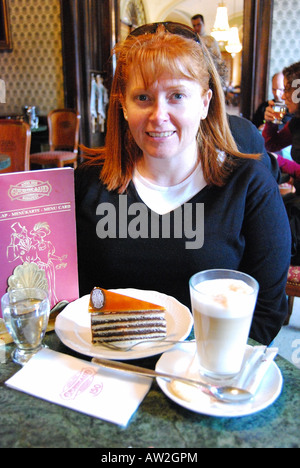 Giovane donna con caffè e torta Dobos, caffè Gerbeaud, Piazza Vorosmarty, Pest, Budapest, Repubblica di Ungheria Foto Stock