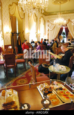 Cafè Gerbeaud interno, Piazza Vorosmarty, Pest, Budapest, Repubblica di Ungheria Foto Stock