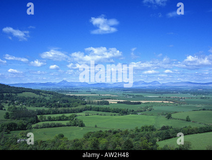 Vista sui verdi campi e terreni agricoli per le Highlands come visto da Cambusbarron, Stirlingshire, Scozia Foto Stock