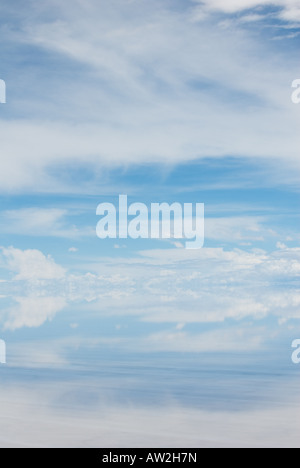 Nuvole bianche su profondo cielo blu sullo sfondo Foto Stock