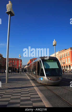 Ligne d' Azur il tram che passa attraverso la Place Masséna Foto Stock