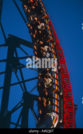 Roller Coaster fan di Blackpool la Pepsi Max Big One ride piombano verticalmente verso il basso nel terrore su un limpido giorno d'estate. Foto Stock