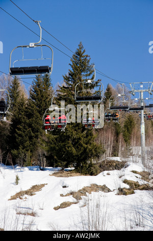 Gli sciatori sullo ski lift Sainte Foy Tarentaise Francia Foto Stock