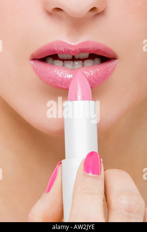 Donna Rosa applicazione rossetto Foto Stock