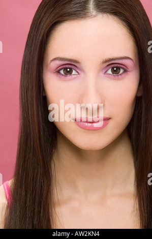 Donna che indossa rosa per il make-up Foto Stock