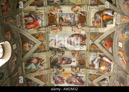 Luminose colorate Rinascimento Michelangelo dipinto sul soffitto della Cappella Sistina, sul tetto di una famosa attrazione turistica di Roma Italia Foto Stock