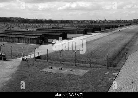 Il restante capanne in legno nell'ex campo di concentramento nazista di Auschwitz Birkenau, Oswiecim, Polonia. Foto Stock