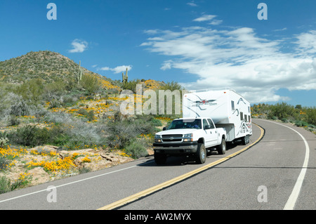 Carrello con una quinta rotella camper crociere verso il basso un Central Arizona strada durante un papavero di primavera fiorisce in 2008 Foto Stock