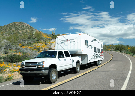 Carrello con una quinta rotella camper crociere verso il basso un Central Arizona strada durante un papavero di primavera fiorisce in 2008 Foto Stock