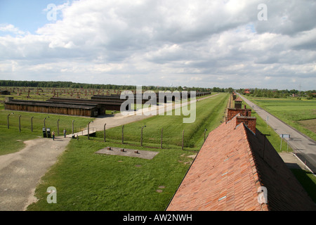 Il restante capanne in legno nell'ex campo di concentramento nazista di Auschwitz Birkenau, Oswiecim, Polonia. Foto Stock