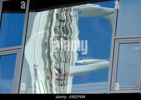 Un insolito diversa riflessione speculare vista unica di Spinnaker Tower presso portsmouths Gunwharf Quays si riflette in vetro Foto Stock