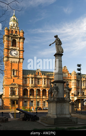 Monumento di guerra e il Victorian Brick City Hall di Pietermartitzburg Foto Stock