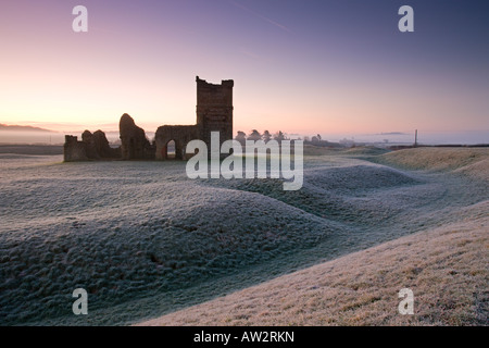 Rovine di Knowlton Chiesa su un inverni mattina Foto Stock