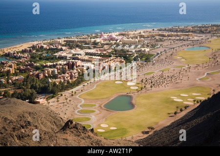 Vista aerea di professionale di 18 buche di un campo da golf e gli hotel nel villaggio resort sul Mar Rosso a Taba Heights Penisola del Sinai Egitto Foto Stock