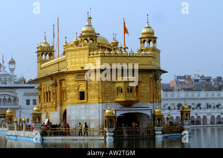 Il santo tempio d'oro di Amritsar Punjab India questo è il santuario più sacro per i sikh persone Foto Stock