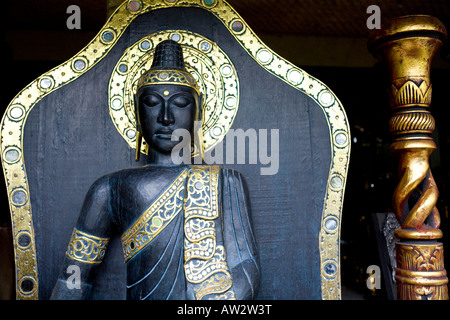 Nero e oro Buddha scolpito Bali Indonesia Foto Stock