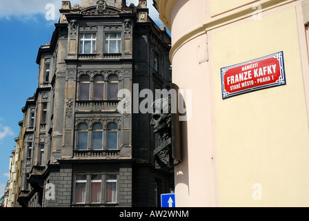 Franz Kafka's street segno e busto in Josefov quartiere di Praga è ex ghetto ebraico. Foto Stock