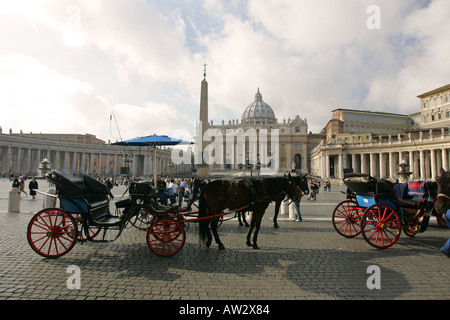 Cavallo e carrelli carrello attendere per passeggeri per turismo di fronte a Piazza San Pietro Città del Vaticano Roma Italia Europa UE Foto Stock