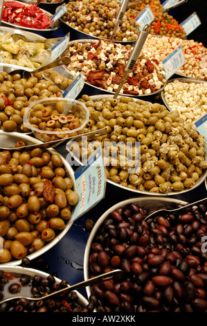 Varie olive nere e verdi su un cavalletto stallo a una food hall con un mercato francese o tema soanish Foto Stock