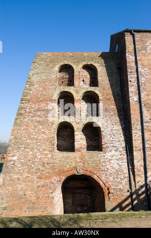Moira forno, un inizio del XIX secolo il ferro-making altoforno. Ashby Canal, Moira, Derbyshire, England, Regno Unito Foto Stock