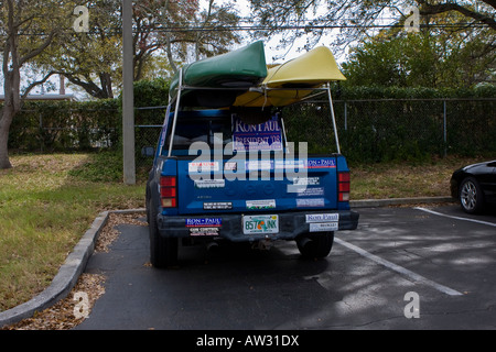 Schiena e lati di Blue Pick Up camion intonacato con il voto per Ron Paul 2008 Presidente Presidential Election Campaign Bumper Stickers Foto Stock