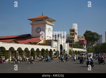 Motociclisti navigare la rotonda al di fuori del mercato di Ben Thanh, HO CHI MINH CITY SAIGON VIETNAM Foto Stock