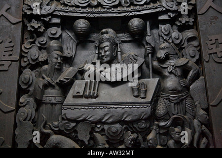 Sculture in legno lungo la SALA DEI DIECI HELLS all'interno della Pagoda dell'Imperatore di Giada HO CHI MINH CITY SAIGON VIETNAM Foto Stock