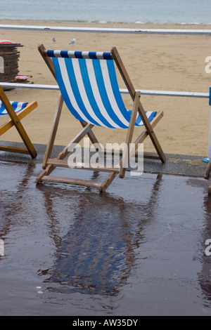 Sedie a sdraio sul lungomare durante il fallo wet weather in Weymouth Dorset Foto Stock