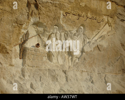 Rock carving di cristiani copti con motivo biblico in corrispondenza del bordo della spazzatura trimestre ai piedi dell'El-Moqattam mountai Foto Stock