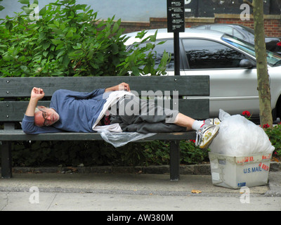 La persona senza dimora che dorme sul parco pubblico panca, STATI UNITI D'AMERICA, USA, nello stato di New York Foto Stock