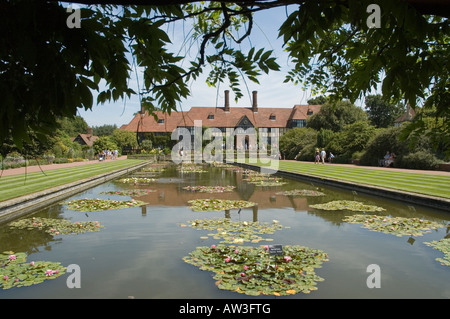 Il procedimento formale di lily pond al giardino RHS Wisley Foto Stock
