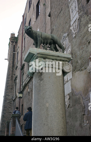 Famosa Lupa Capitalina bronzo lupa statua nel Palazzo dei Conservatori vicino al Forum Romano, Roma Italia Europa Foto Stock