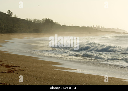 Onde che si infrangono sulla spiaggia di sabbia di prima mattina a Port Shepstone Kwazulu Natal Foto Stock