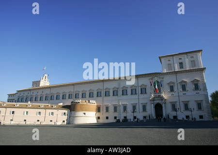 Italiana bandiere nazionali volare sul Palazzo del Quirinale facciata, a deve vedere attrazione turistica di destinazione, Roma Italia Europa UE Foto Stock