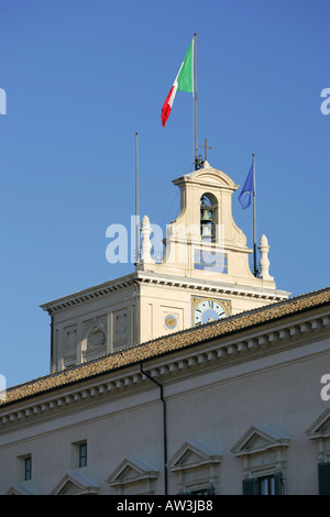 La nazionale italiana di bandiera vola contro un cielo blu sopra gli edifici del governo del Palazzo del Quirinale a Roma Italia Europa UE Foto Stock